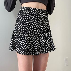 Cute black floral ZARA mini skirt 🌻